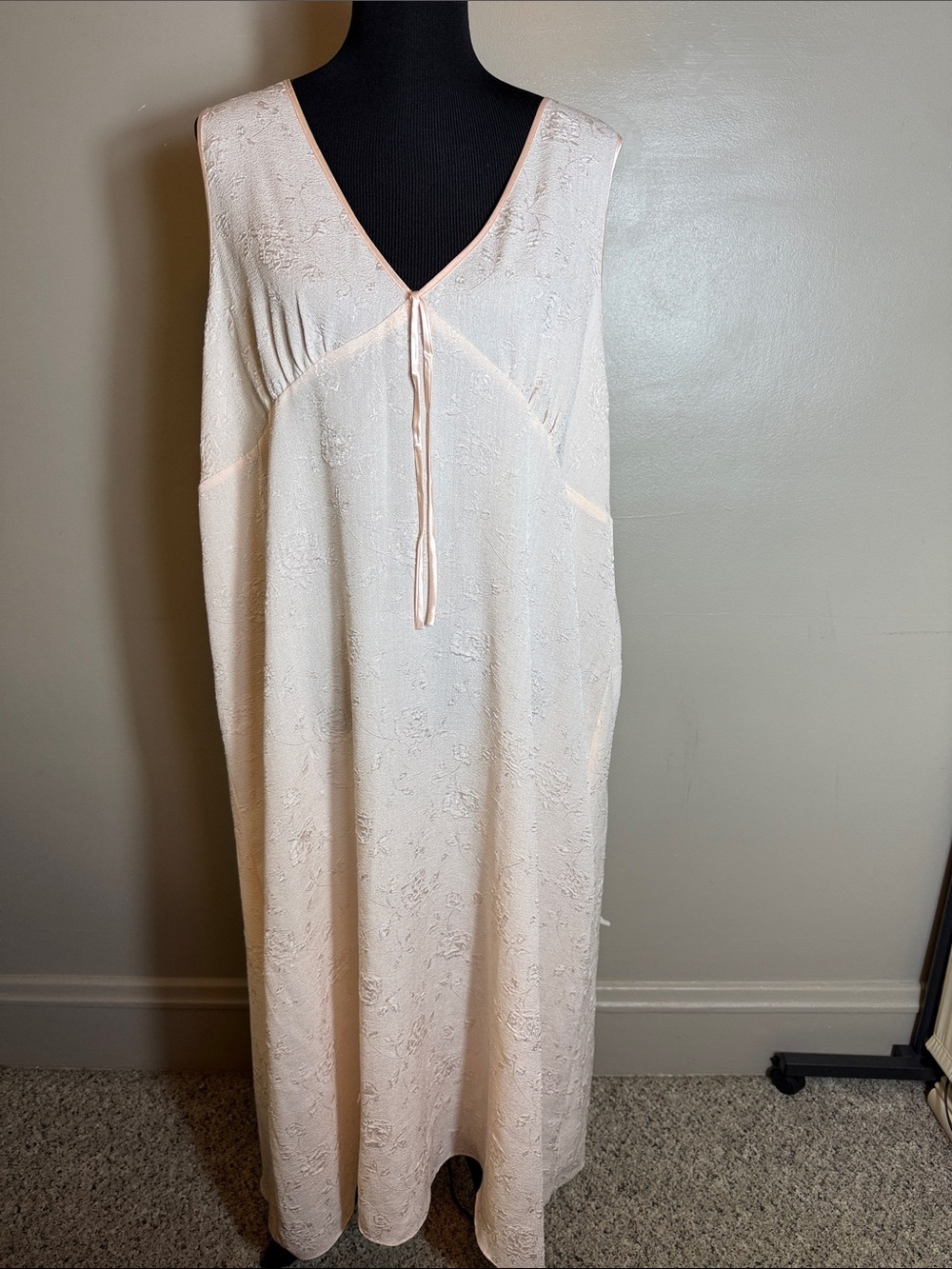 Jaclyn Smith Vintage Embossed Floral Soft Pink Peach V-Neck Nightgown NWT